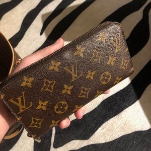 Like new Louis Vuitton Zippy classic monogram